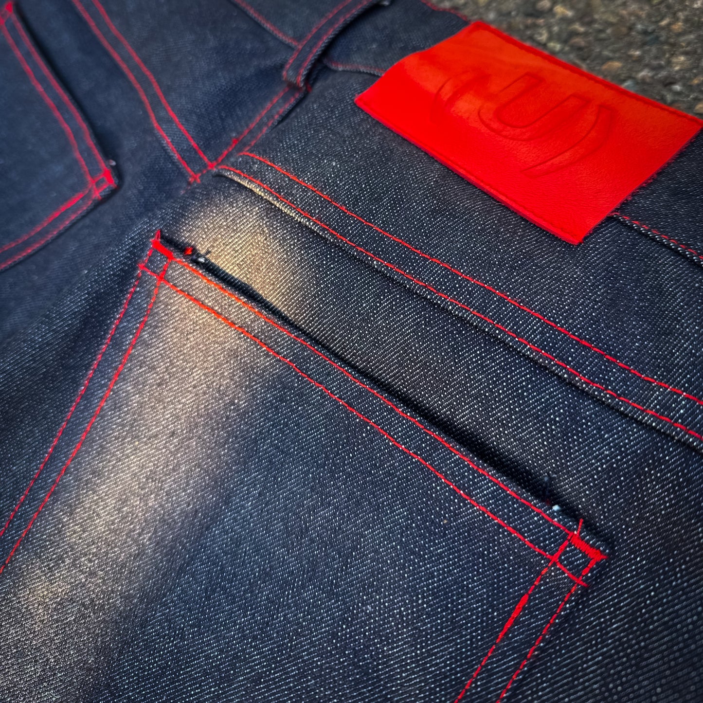 STR(U)NG TOGETHER RAW DENIM JEANS