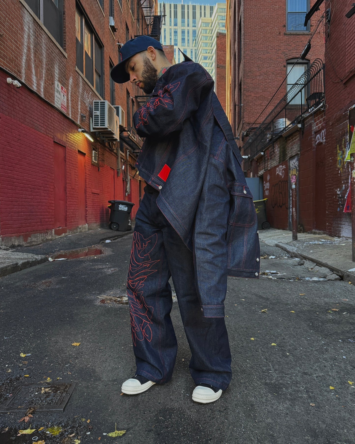 STR(U)NG TOGETHER RAW DENIM JEANS