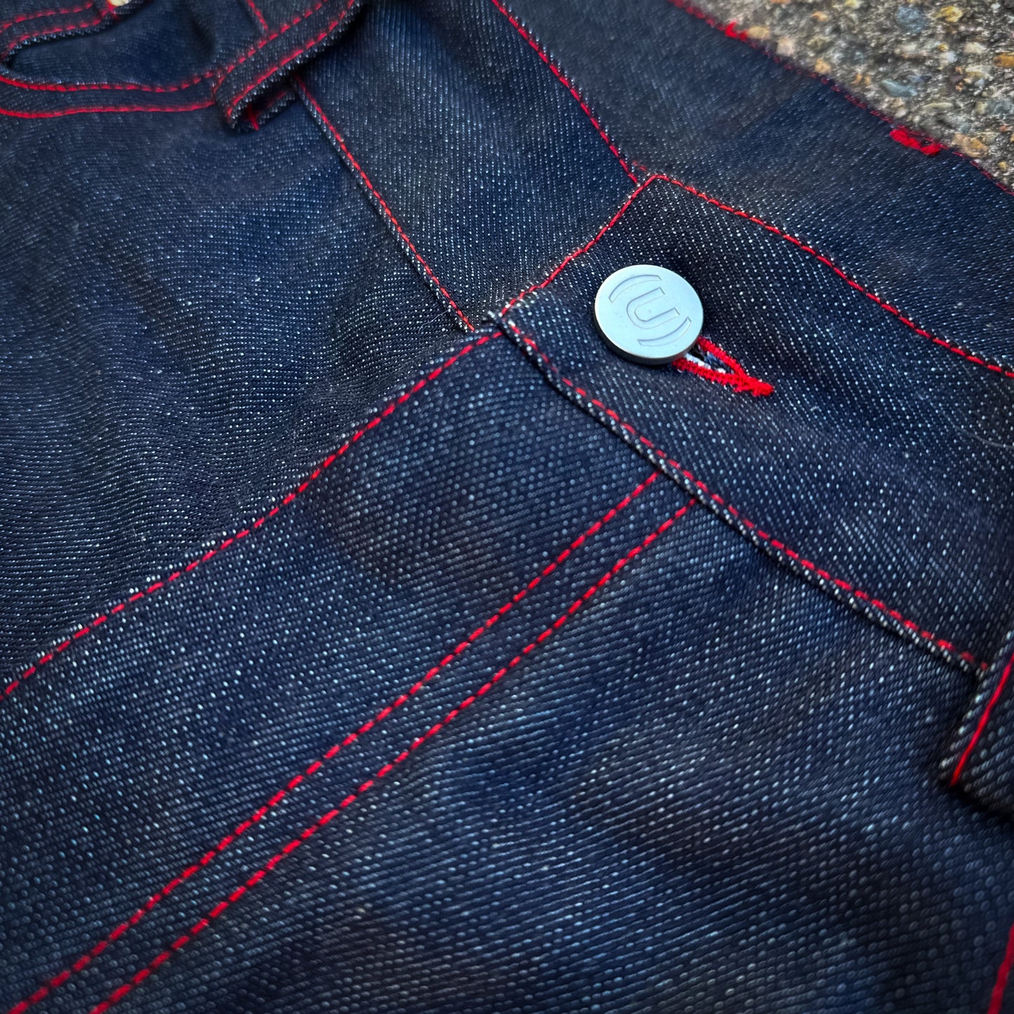 STR(U)NG TOGETHER RAW DENIM JEANS